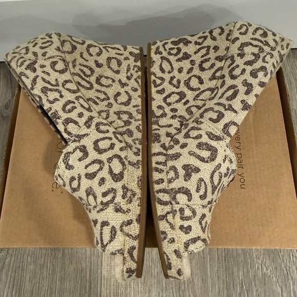 TOMS Women's Beige Snow Leopard Wedge Heels Size 6 - Picture 4 of 9